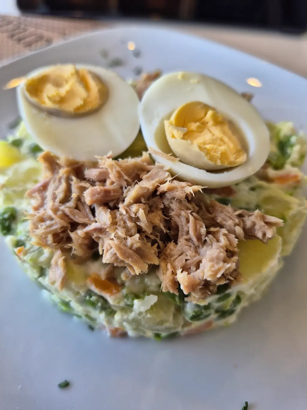 Ensaladilla rusa con atún y huevo