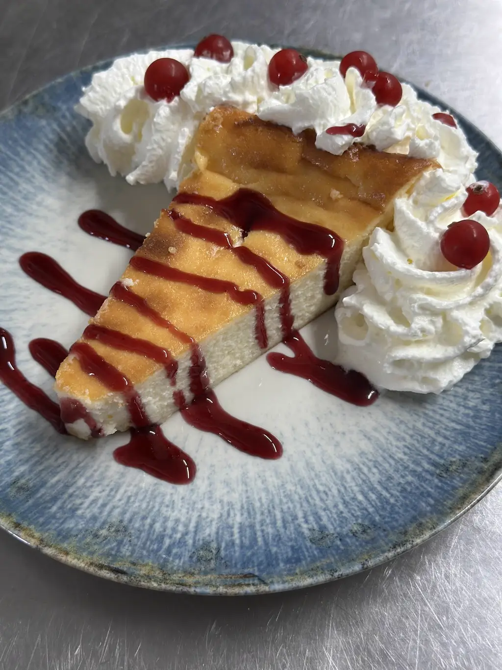 Tarta de queso casera con coulis de frutos rojos