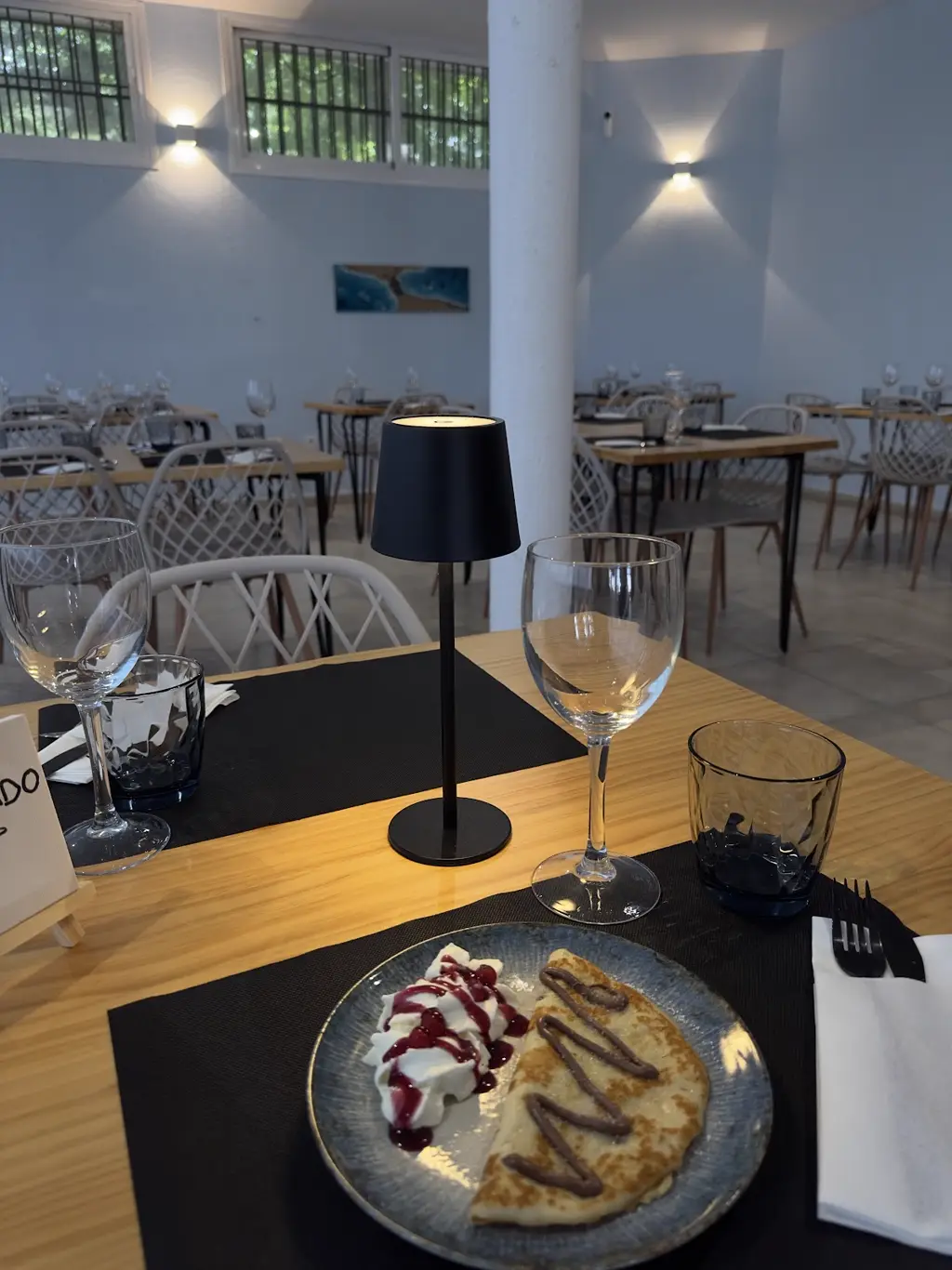 Sala interior, preparada para el servicio